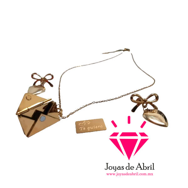 Cadena, emblema con carta, aretes de corazón